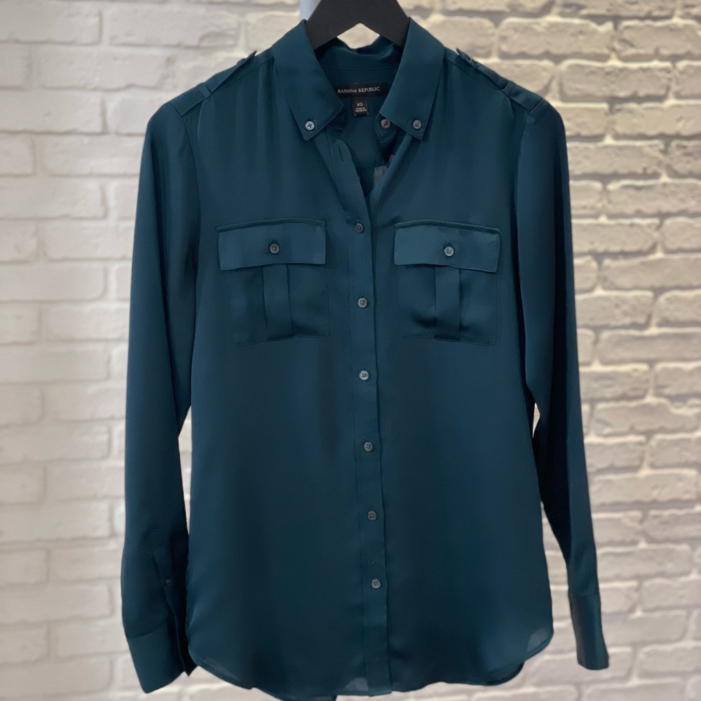 Banana Republic Long Sleeve Button Down Double Pocket Blouse. XS.